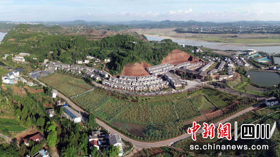 油坊沟新农村。刘永红摄 继续了解