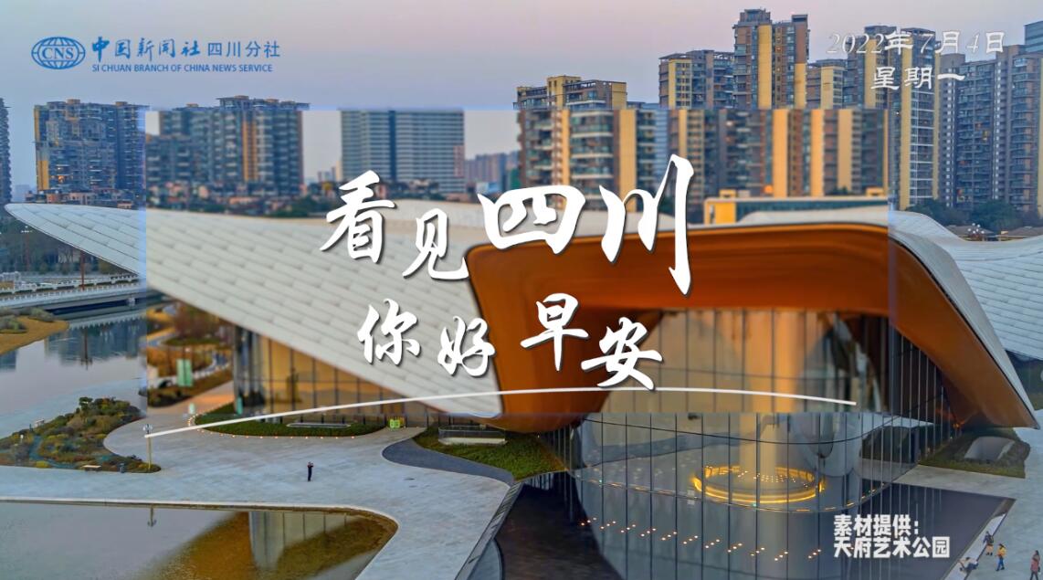 数十张火锅桌错落有致地摆放在花海中