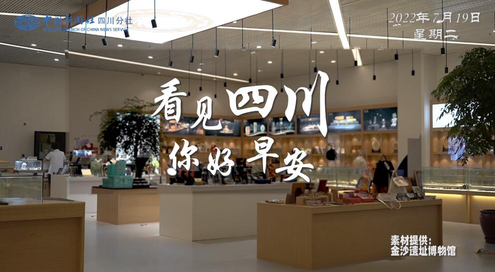 粉白花朵绽放在古寺院落
