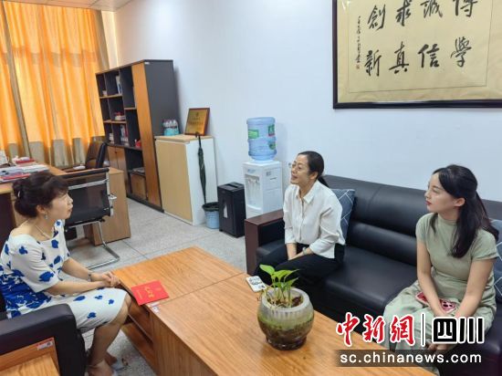 县侨联主席李小玉带队