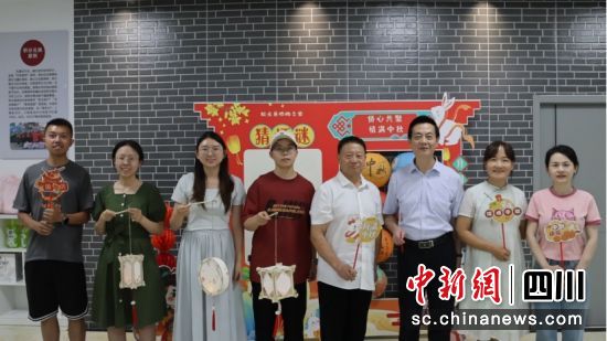 叙永县侨联开展“侨聚中秋共团圆,喜迎国庆话发展”主题活动 。叙永县委统战部供图 继续了解组织侨胞侨眷共庆双节