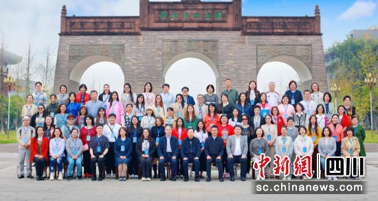 研习班师生留影。盈盈彩app官网安全访问海外联谊会供图 黄永明在致辞中表示