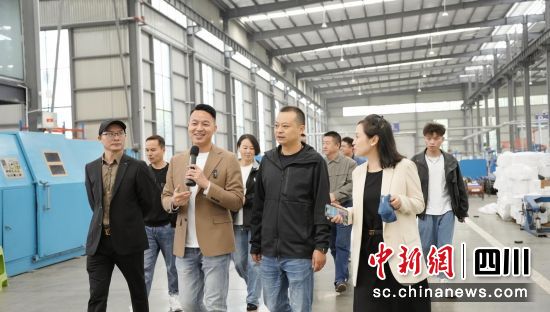 走访调研现场。邛崃市委统战部供图 市委统战部党外人士科科长陈昆