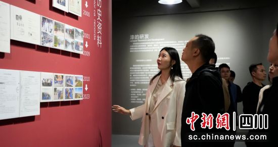 走访调研现场。邛崃市委统战部供图 市新联会会长王艳