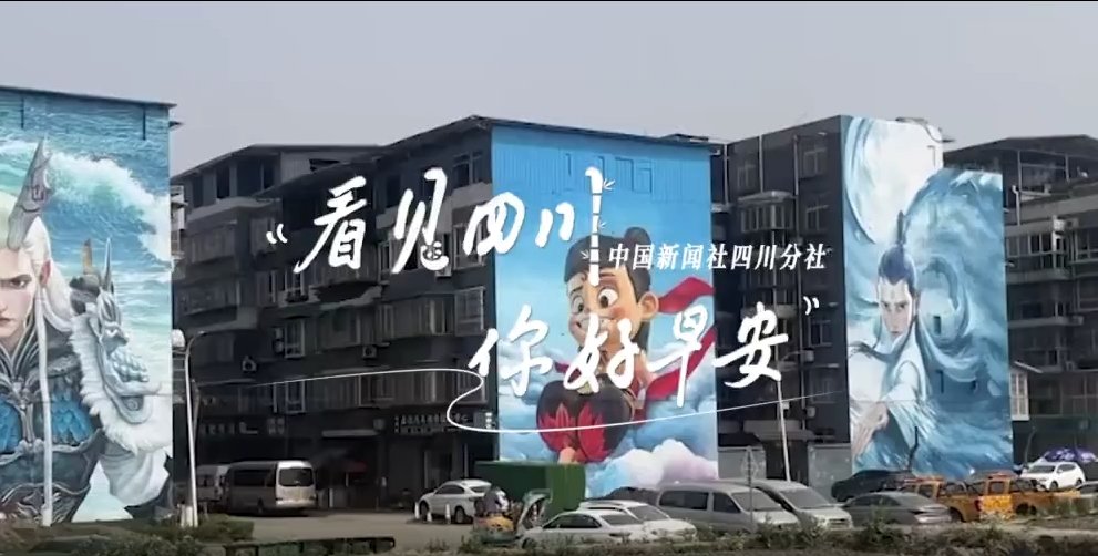 列车与盛放的油菜花构成一幅灵动的春日