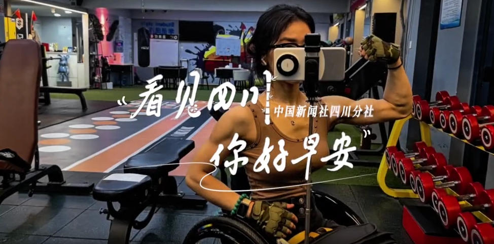 被誉为开往春天的嘉阳蒸汽小火车穿行在