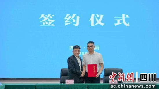 继续了解现场签订“古蔺优品”侨助出海