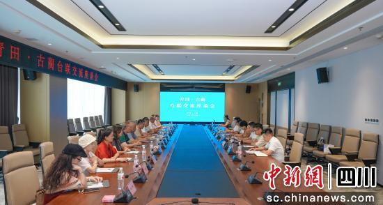 继续了解考察团与台湾新世纪艺术团领队