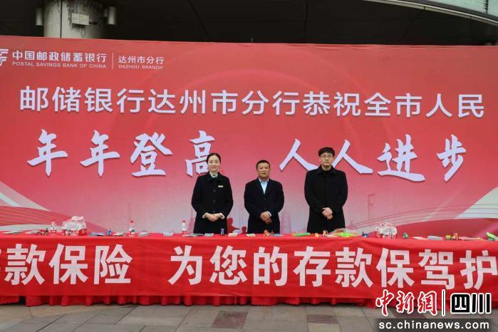 中心广场等地早已人潮涌动