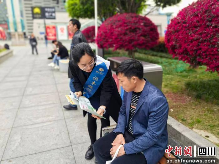 重庆北站同步开展“筑牢货币安全网
