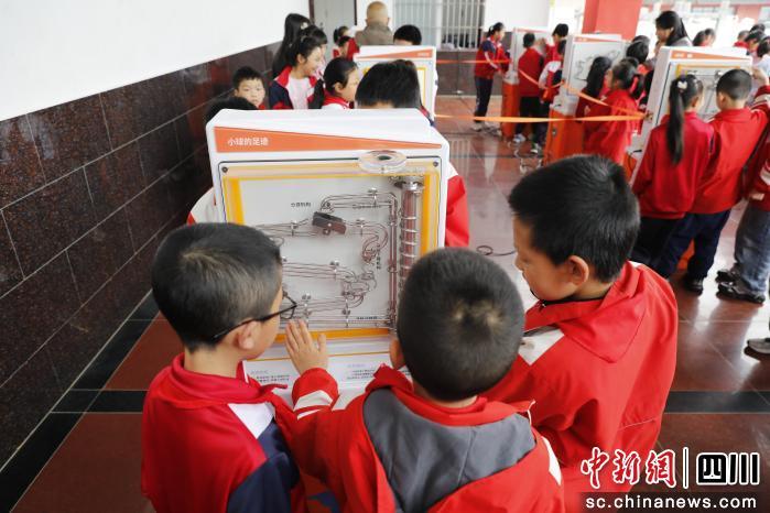 为当地8000余名青少年带来了一场集