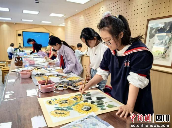 步履轻快地走出校门