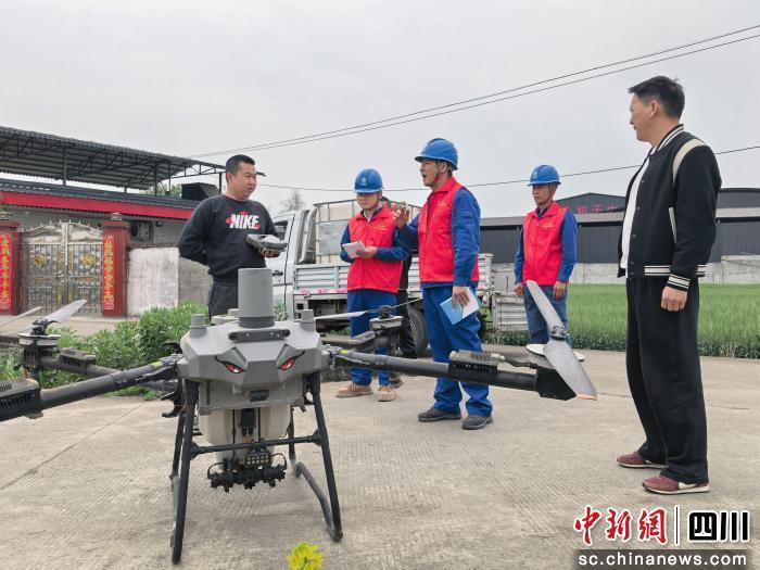 一架大型农用无人机正悬停半空
