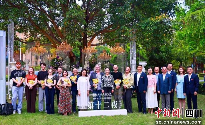 剧团带着对莎士比亚经典的致敬与传承