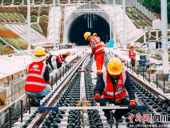 加快西部综合立体交通枢纽建设步伐