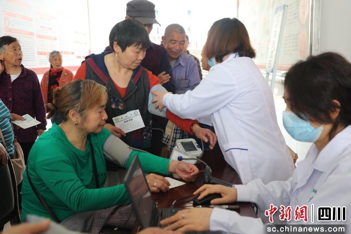 继续了解用爱心服务传递温暖