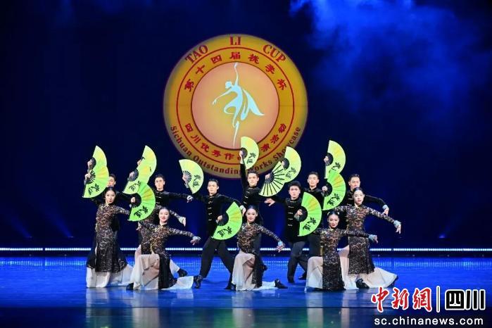 为现场观众献上兼具文化底蕴与青春气息