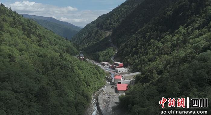 往前开就是新隧道