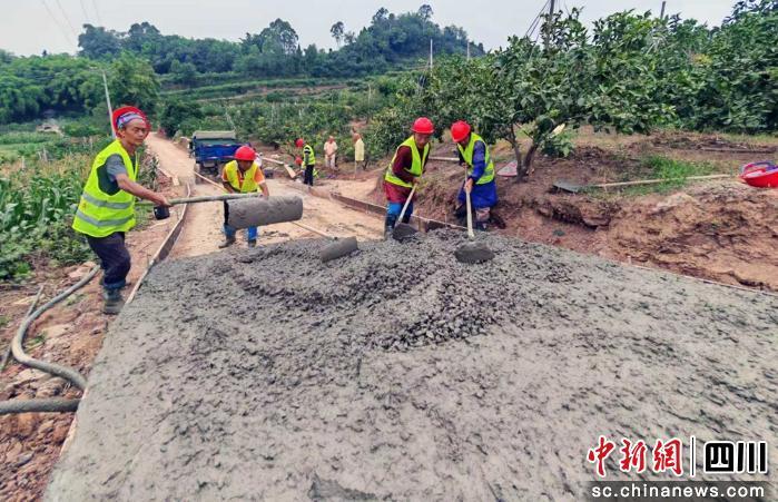 一条宽3米的崭新产业道路正不断延伸