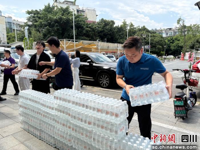 接近6000瓶水