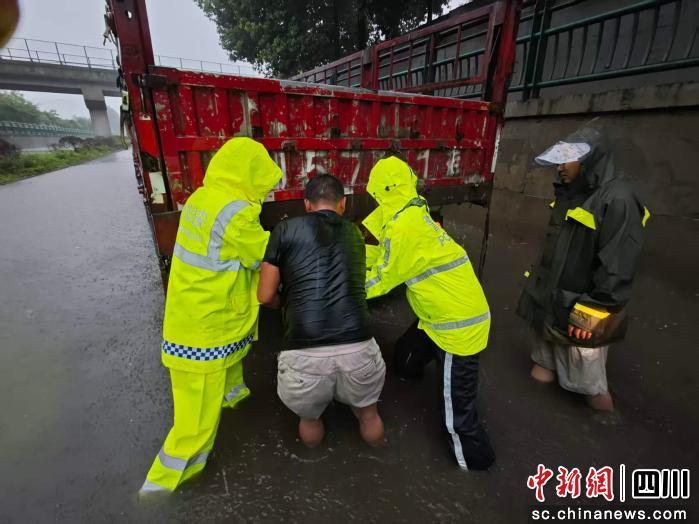 多台车辆被困积水路段