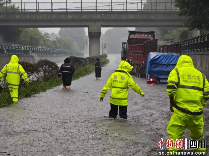 过往车辆涉水通行受阻