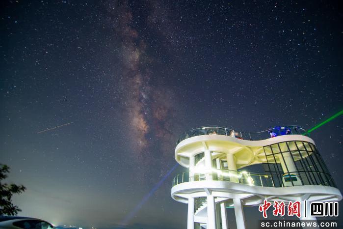 夏夜山野变身实景天文课堂
