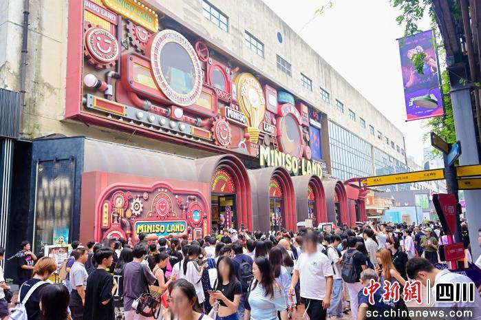 并宣布华语音乐人李宇春出任名创优品盈