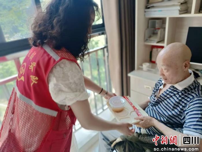 将老年助餐服务作为完善养老服务体系
