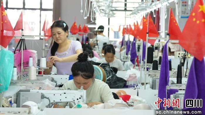 在流水线上忙碌的工人们大都是平昌本地