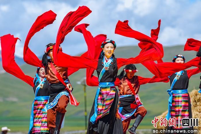 五地文艺队伍轮番登台