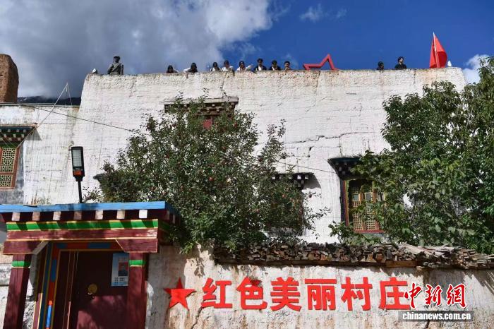 当花纹配饰藏着身份印记