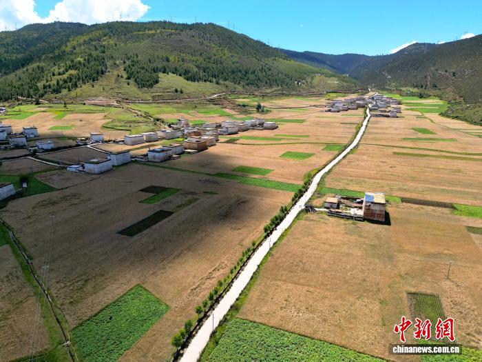湖心“深翡翠绿”泛着宝石光