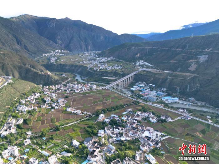 数百名参与游客深度体验乡城的民族风情