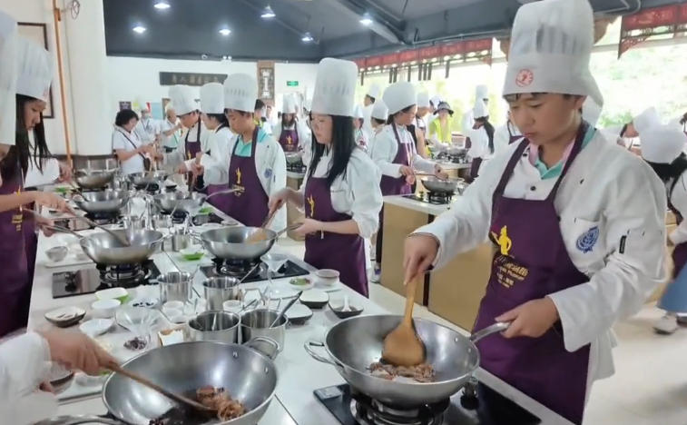 购物等生活场景提供消费随机立减权益