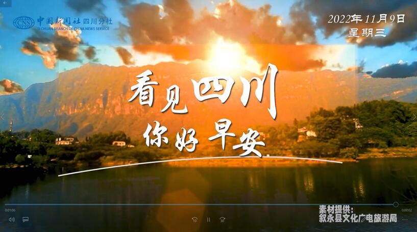游客在花海中一边欣赏美景