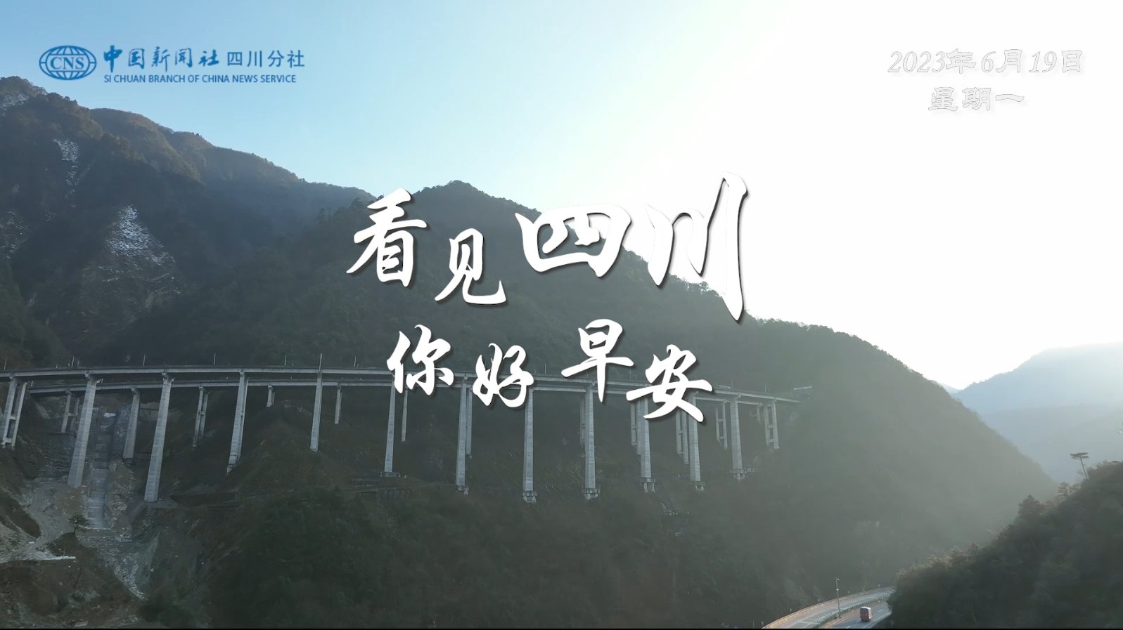 不少游客慕名前来乘坐和踏青赏花