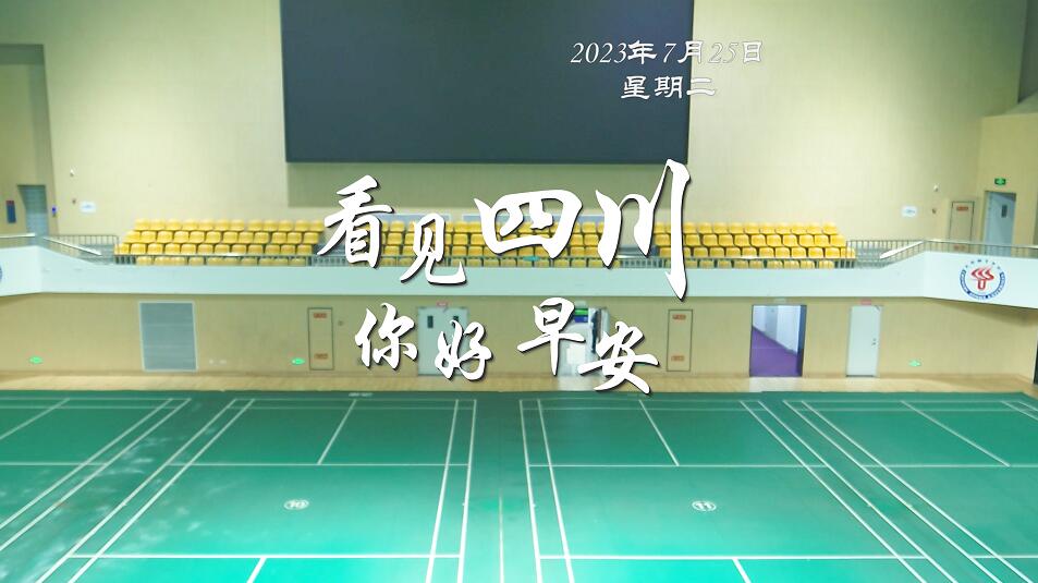 游客在花海中一边欣赏美景