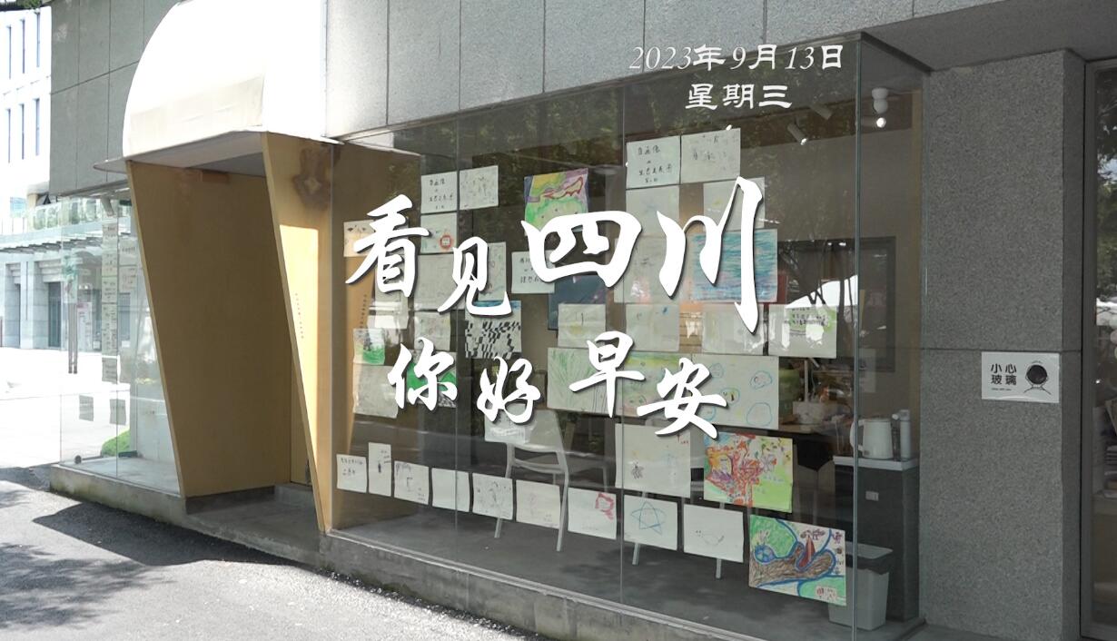 游客在花海中一边欣赏美景