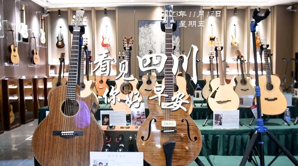 粉白花朵绽放在古寺院落