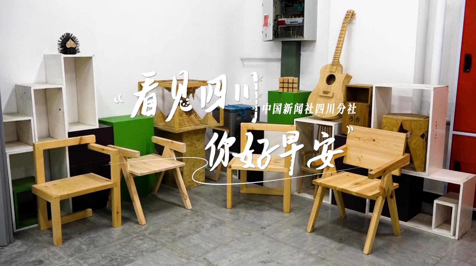 粉白花朵绽放在古寺院落