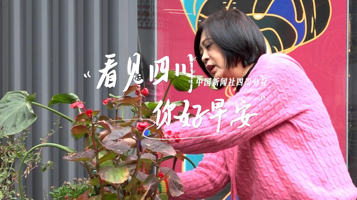 一边体验美食