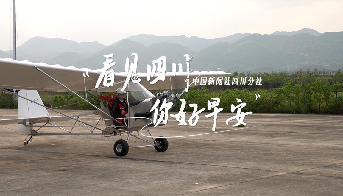 列车与盛放的油菜花构成一幅灵动的春日
