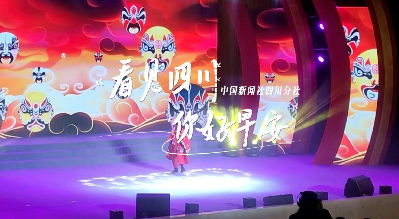 游客在花海中一边欣赏美景