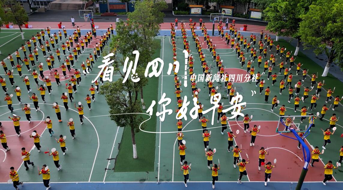 游客在花海中一边欣赏美景