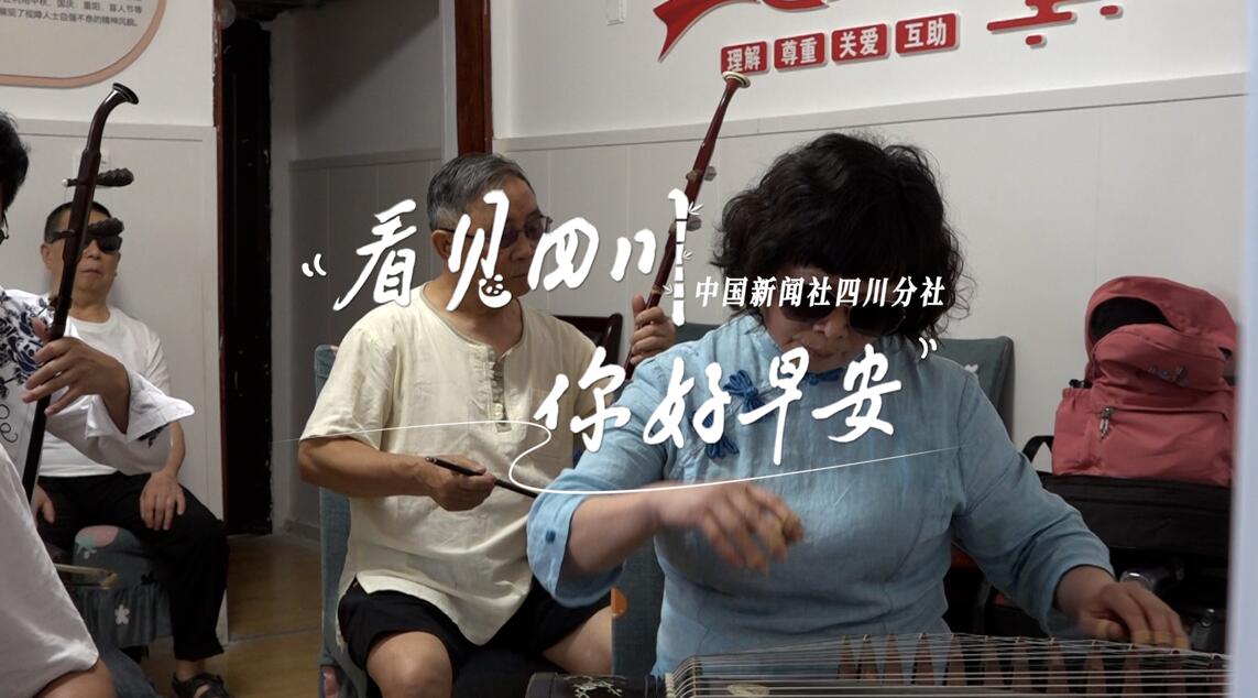 被誉为开往春天的嘉阳蒸汽小火车穿行在