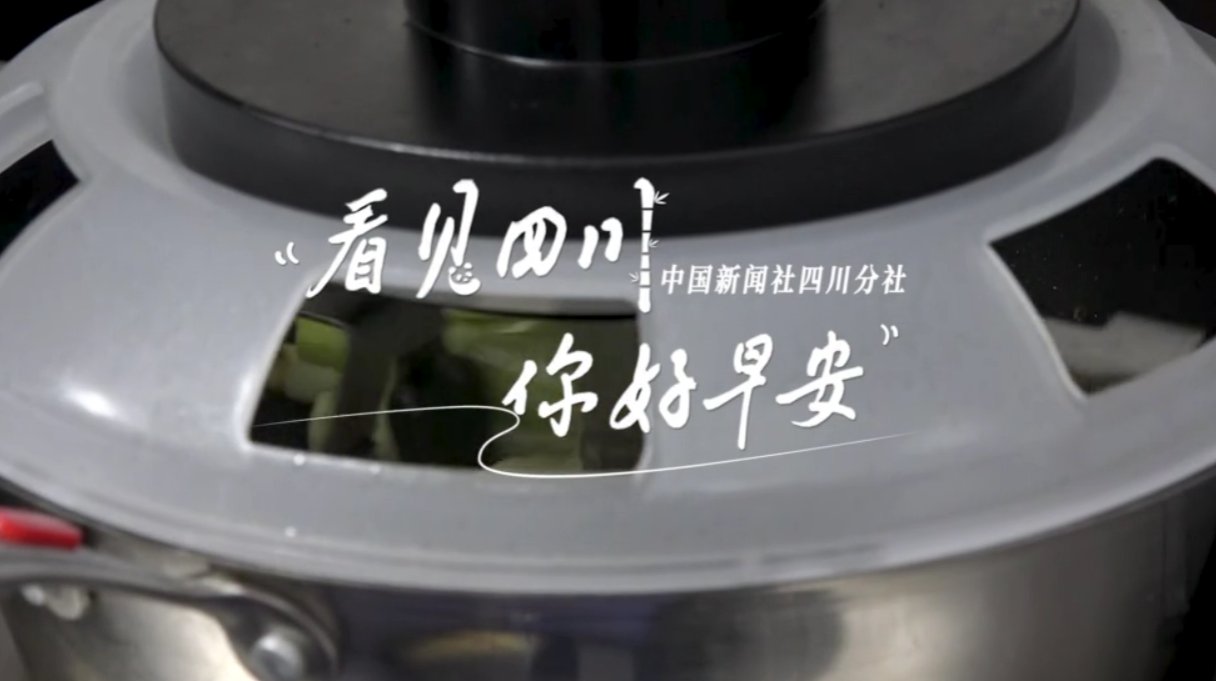 游客在花海中一边欣赏美景