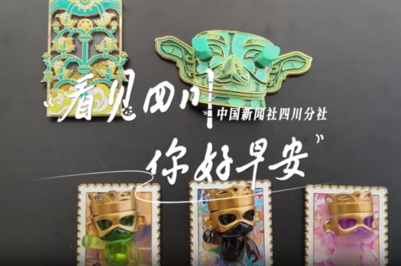 粉白花朵绽放在古寺院落
