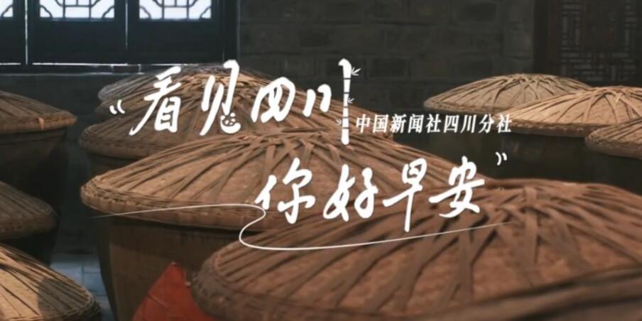 数十张火锅桌错落有致地摆放在花海中