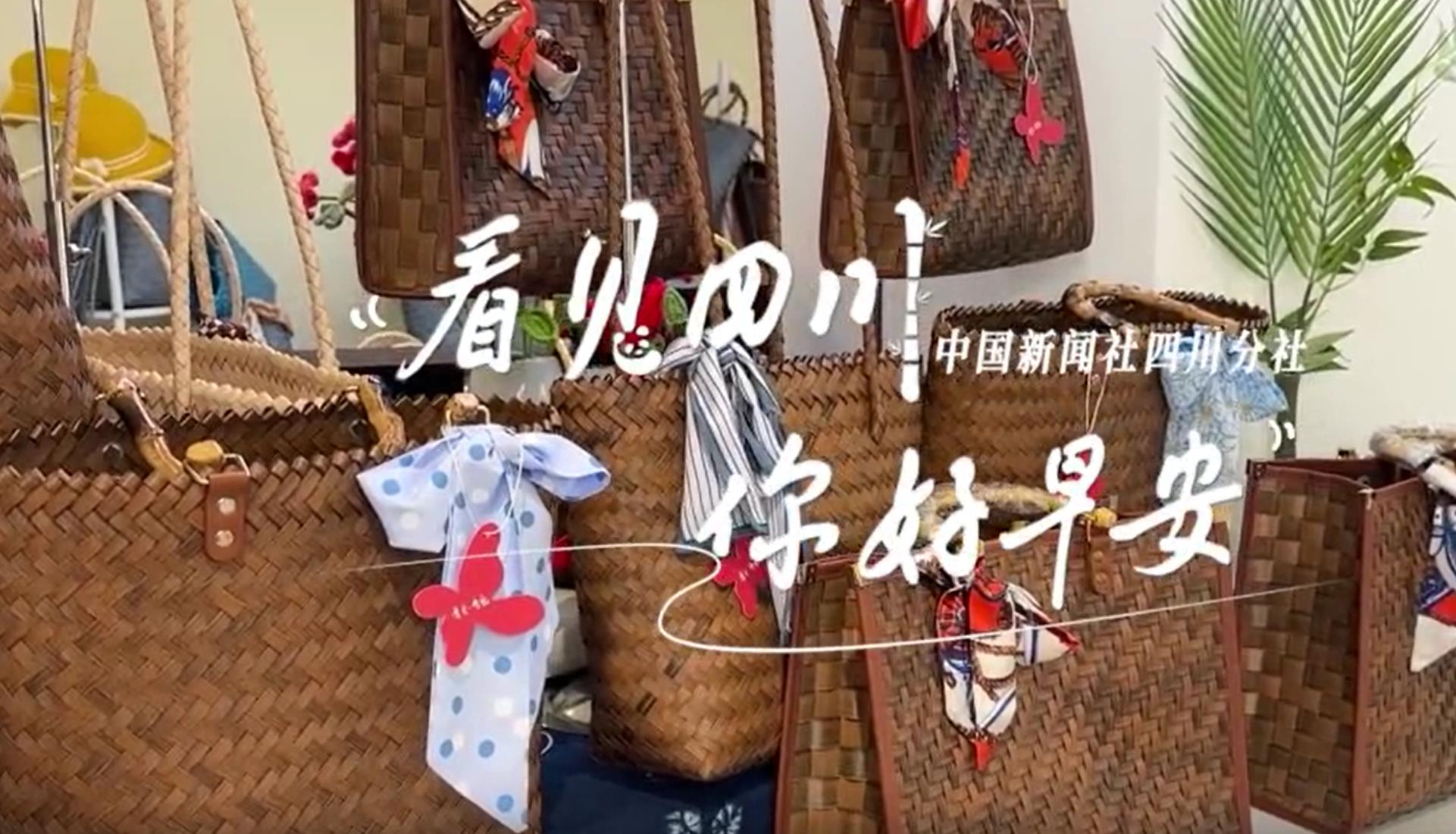 一边体验美食